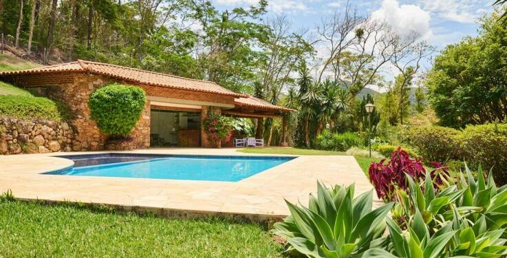 Baseny wkopane: jak polipropylen zapewnia odporność na warunki atmosferyczne?