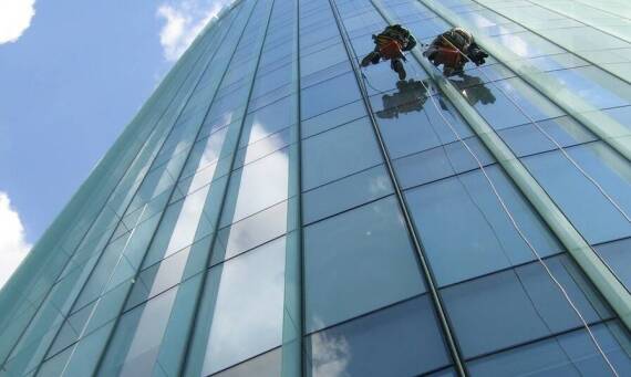 Zalety regularnego mycia fasad w kontekście ochrony budynków