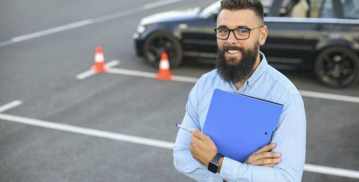 Jakie umiejętności praktyczne można zdobyć na kursie prawa jazdy kat. BE?