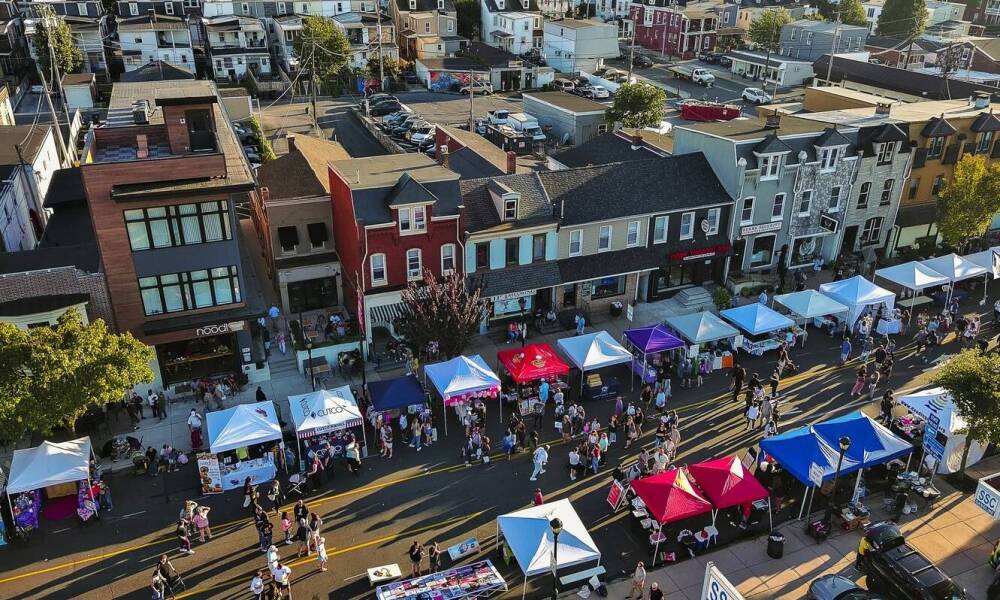 Praktyczne zastosowanie reklamowych flag w przestrzeni publicznej