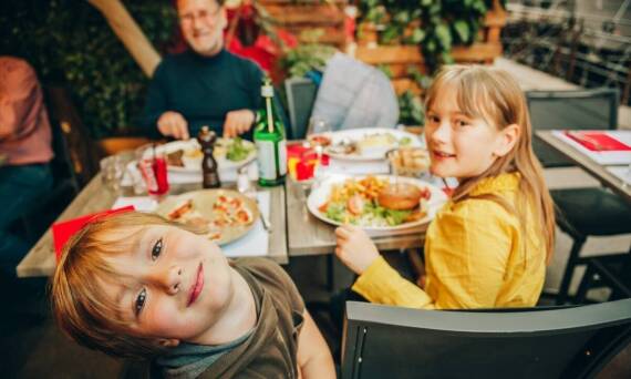 Jakie menu dla rodzin oferują restauracje w Toruniu?