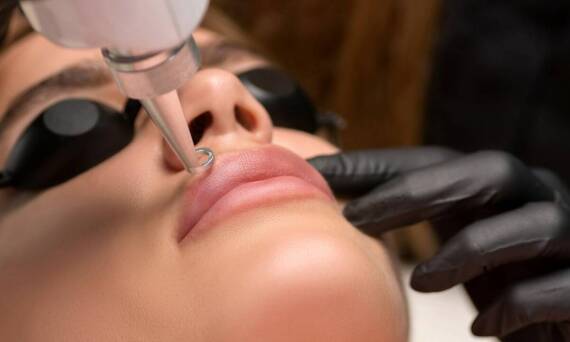 Usuwanie makijażu permanentnego versus usuwanie tradycyjnych tatuaży – porównanie