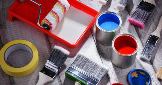 Farby akrylowe do wnętrz – jakie są ich zalety i gdzie warto je stosować?