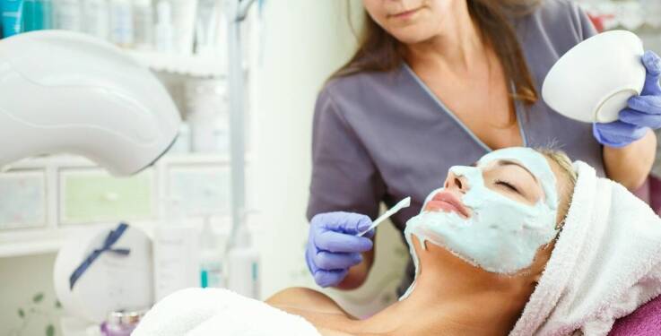 Czy warto konsultować zabiegi medycyny estetycznej z dermatologiem?