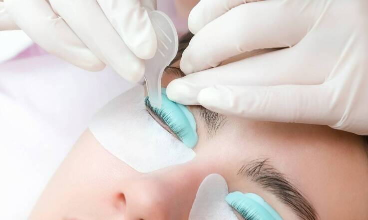 Jak wybrać odpowiedni salon do wykonania liftingu rzęs?