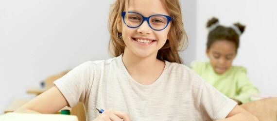 Jakie zalety mają okulary z powłoką antyrefleksyjną dla dzieci?