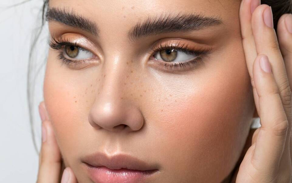 Dlaczego makijaż permanentny oczu jest idealny dla osób z alergiami?