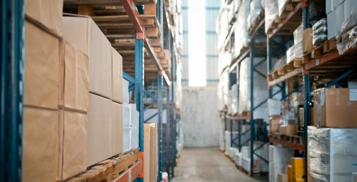 Jakie czynniki wpływają na cenę palet dla magazynów?