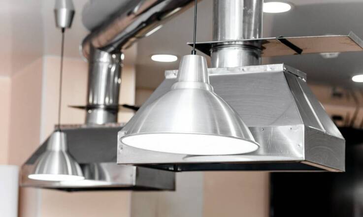 Zalety nowoczesnych technologii w produkcji okapów gastronomicznych z wentylatorem