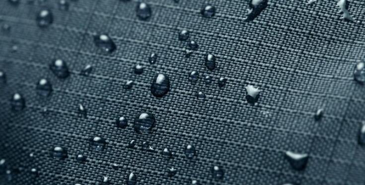 Moda i funkcjonalność – jak połączyć styl z praktycznością w kurtkach sztormiakach?