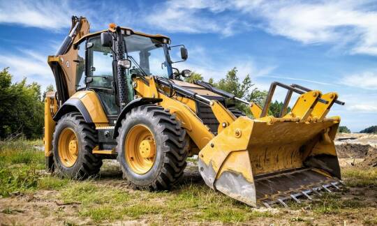 Wynajem koparko-ładowarki z operatorem – co warto wiedzieć przed rozpoczęciem prac?