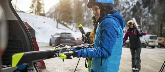 Jakie korzyści oferuje wypożyczalnia snowboardów w Białce Tatrzańskiej dla rodzin z dziećmi?
