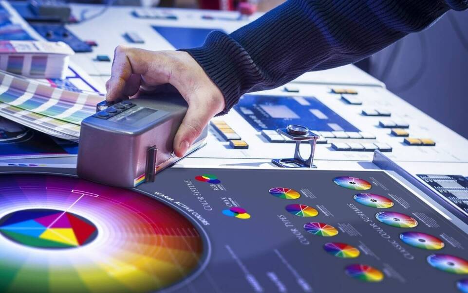 Mieszalnia lakierów: jakie czynniki wpływają na trwałość mieszanek lakierniczych?