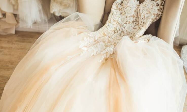 Suknie z autorskiej kolekcji: co znajdziesz w ofercie Moda ślubna Opole?