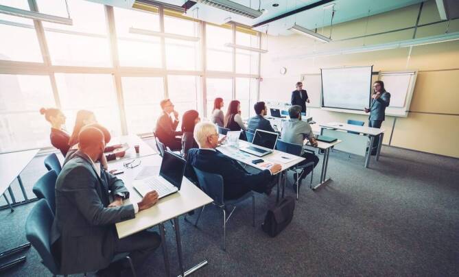 Jakie innowacje można wprowadzić do programów szkoleń okresowych BHP?