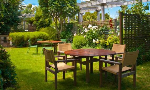 Różnorodność materiałów w zestawach mebli metalowych ogrodowych