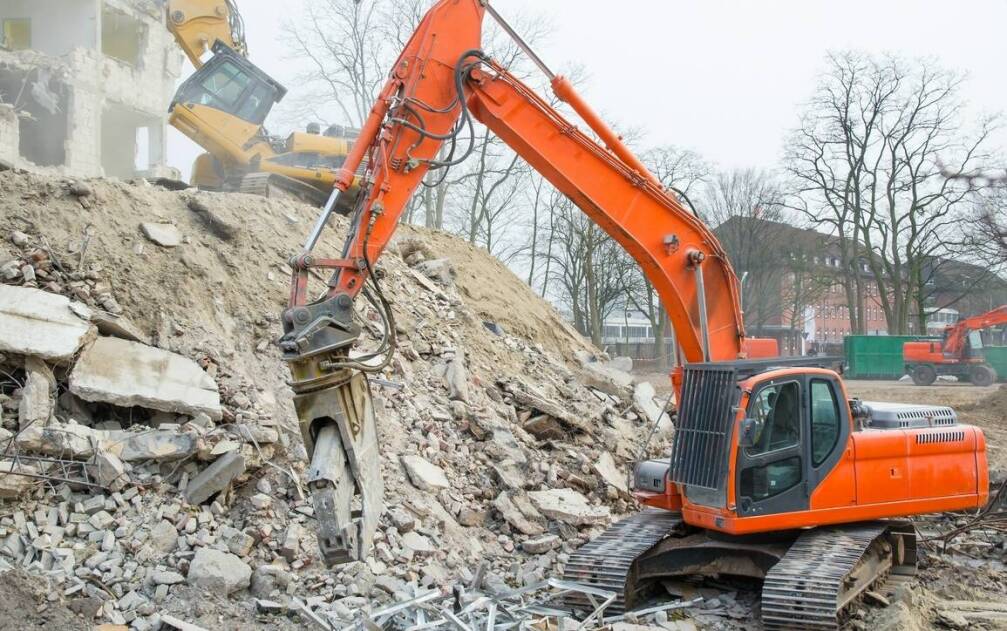 Jakie maszyny są kluczowe w procesie rozbiórki budynków?