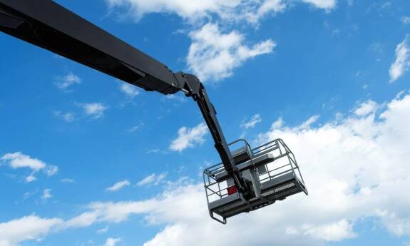 Jakie elementy wpływają na niezawodność podnośników koszowych?