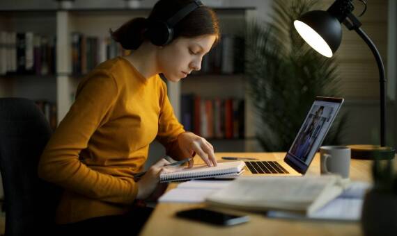 Wpływ regularnych testów na efektywność nauki języka niderlandzkiego