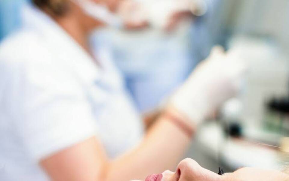 Wpływ osocza na twarz na pracę fibroblastów i regenerację skóry