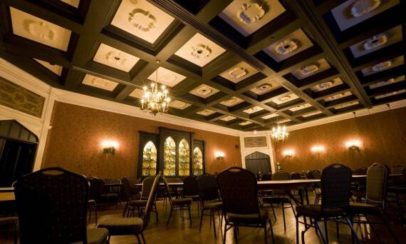 Jak sufity napinane z nadrukiem mogą personalizować przestrzeń komercyjną?