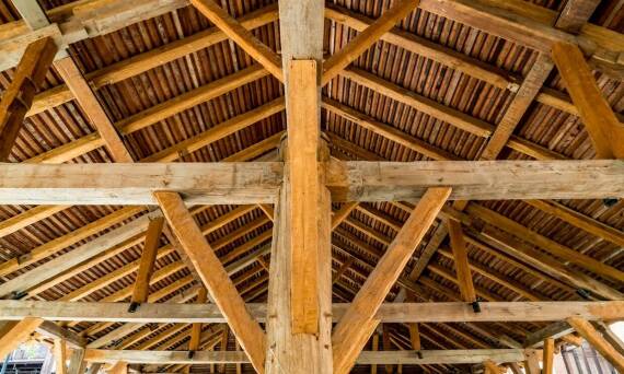 Tarcica konstrukcyjna a trwałość budynku - co warto wiedzieć?