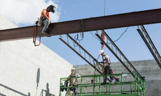 Jakie są wyzwania i możliwości prefabrykacji stali w obecnych projektach?