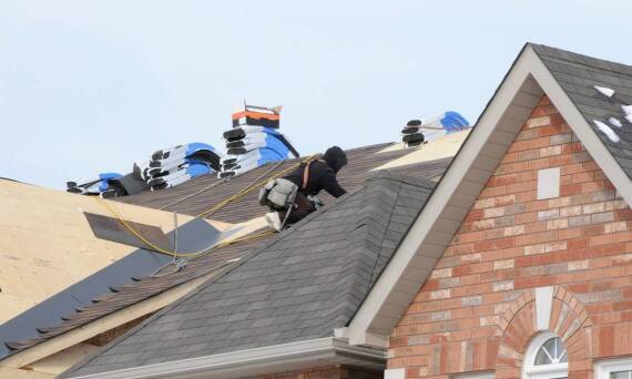 Jak firma dekarska radzi sobie z nagłymi awariami dachów?
