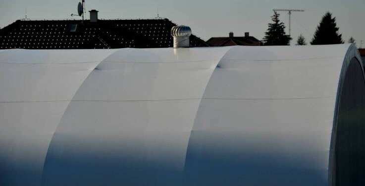 Czym charakteryzują się plandeki wysokiej jakości na garaże?