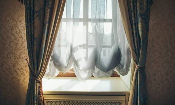 Jak okna drewniane zabytkowe wpływają na akustykę wnętrz?