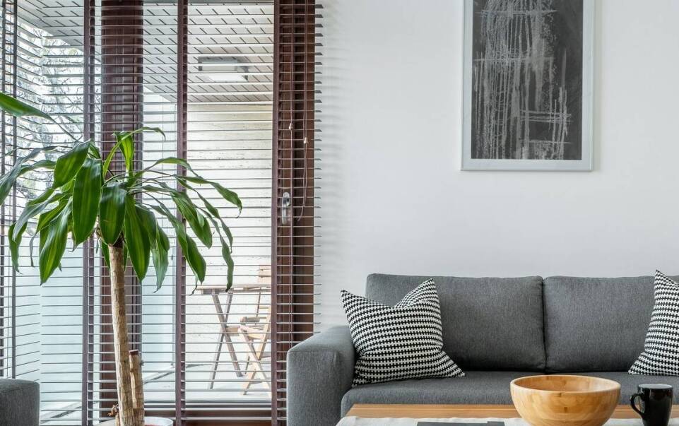 Jak żaluzje drewniane dodają ciepła i elegancji wnętrzom?