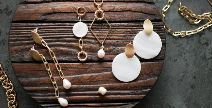 Złote łańcuszki damskie w stylu vintage: inspiracje i porady