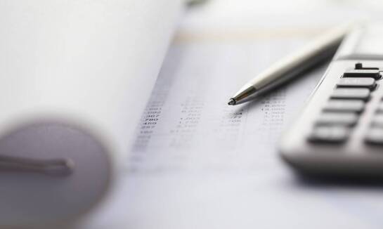 Jak prowadzenie ksiąg przychodów i rozchodów wpływa na płynność finansową?