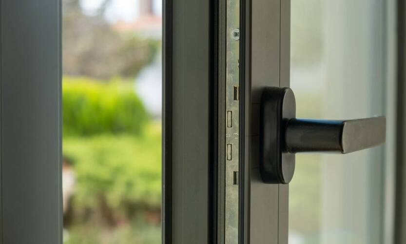 Jakie funkcje pełnią systemy antywłamaniowe w drzwiach stalowych?