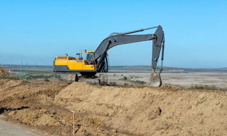 Jakie korzyści przynosi skarpowanie terenu podczas prac ziemnych?