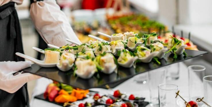 Catering na imprezy firmowe: Jakie potrawy wybrać, by zadowolić wszystkich gości?