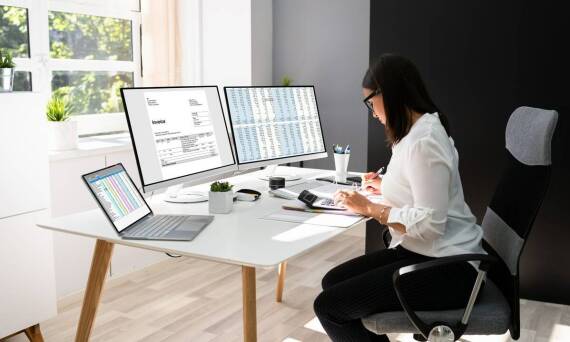 Jakie korzyści przynosi prowadzenie list płac przez specjalistów?