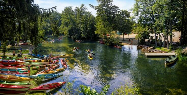 Jak wygląda proces wynajmu kajaków na rzece Nida?