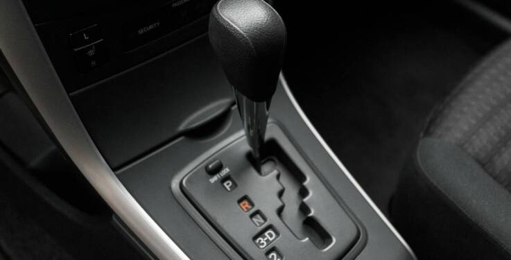 Automatyczna skrzynia biegów na kursach jazdy po angielsku – zalety i wady