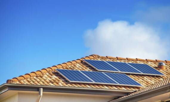 Jak panele fotowoltaiczne mogą wspierać niezależność energetyczną?