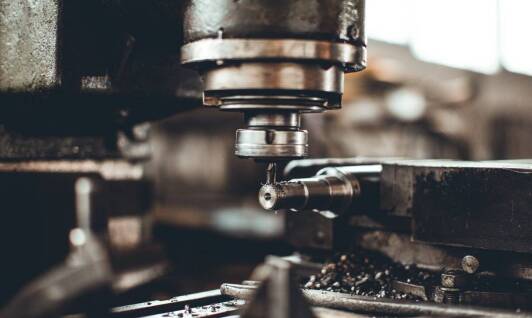 Zastosowanie technologii CNC w produkcji seryjnej i jednostkowej