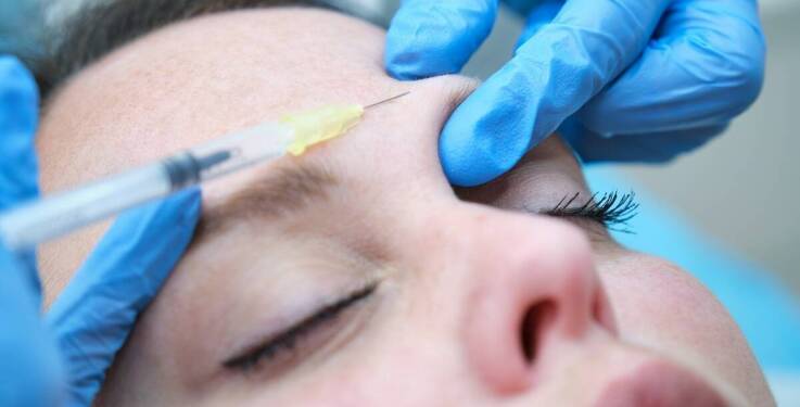 Wypełnianie zmarszczek botoksem – dlaczego warto skorzystać?