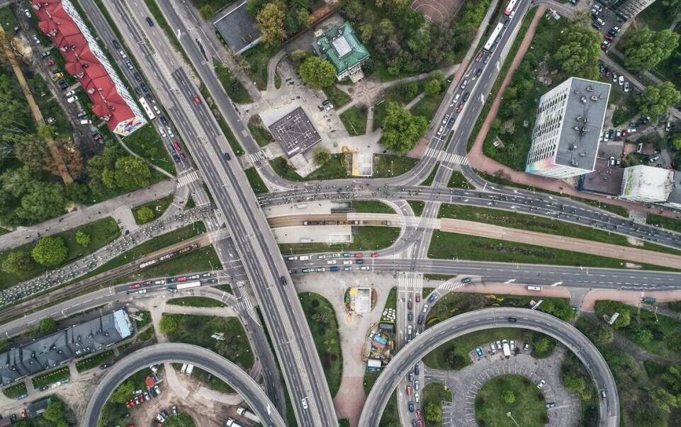 Wpływ adaptacyjnych sterowników sygnalizacji na płynność ruchu drogowego