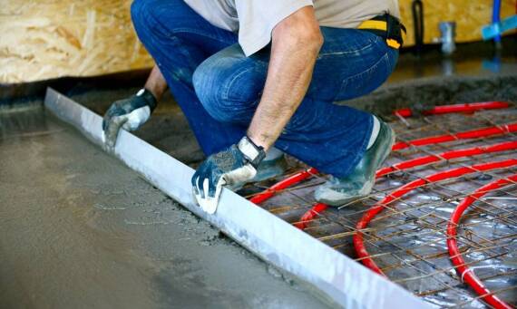 Montaż ogrzewanych podłóg w budynkach przemysłowych – co warto uwzględnić?