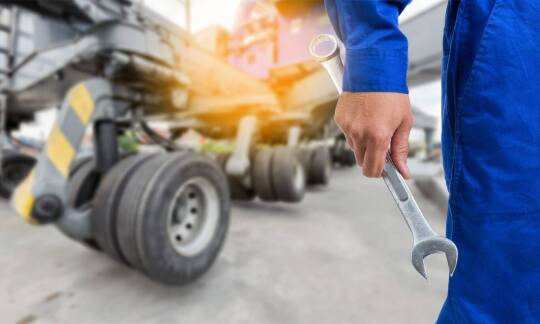 Mobilna naprawa opon – korzyści dla operatorów flot przemysłowych