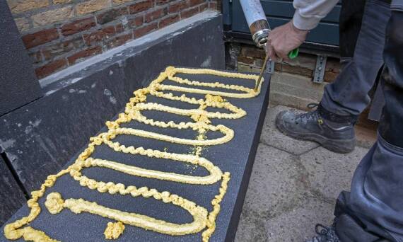 Jakie są różnice w zastosowaniu piany PUR na dachach płaskich i skośnych?