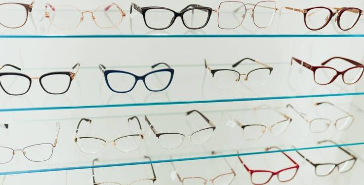 Dlaczego warto wybrać oprawki z szerokiej oferty salonu optycznego?