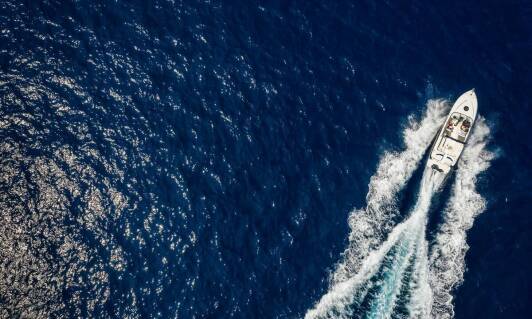 Zastosowanie kotwy nierdzewnej w przemyśle morskim: co warto wiedzieć?