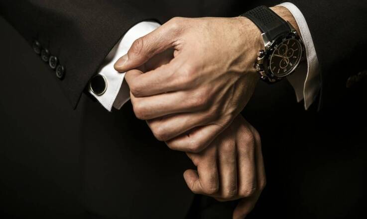 Jak dopasować stainless steel bransoletkę do formalnego stroju?