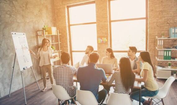 Znaczenie interaktywności w szkoleniach warsztatowych dla liderów